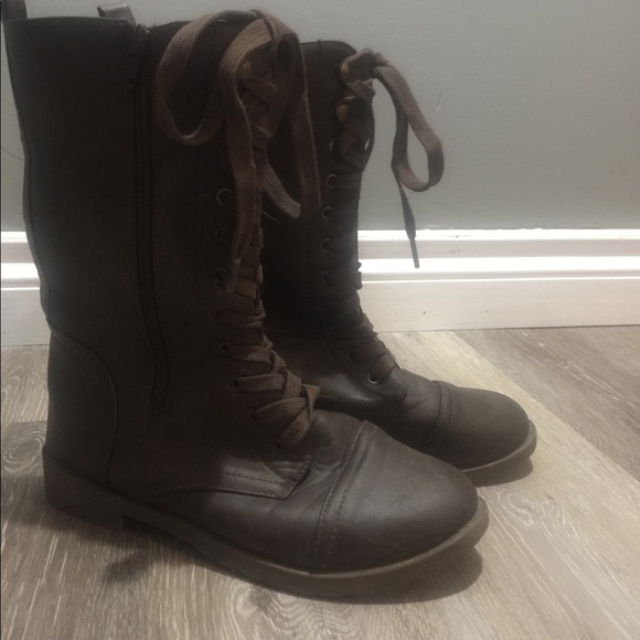 Cute laced up boots - Picture 2 of 3